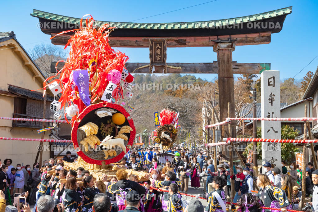 滋賀県　日牟禮八幡宮　左義長祭　左義長渡御出発（紫竹会）