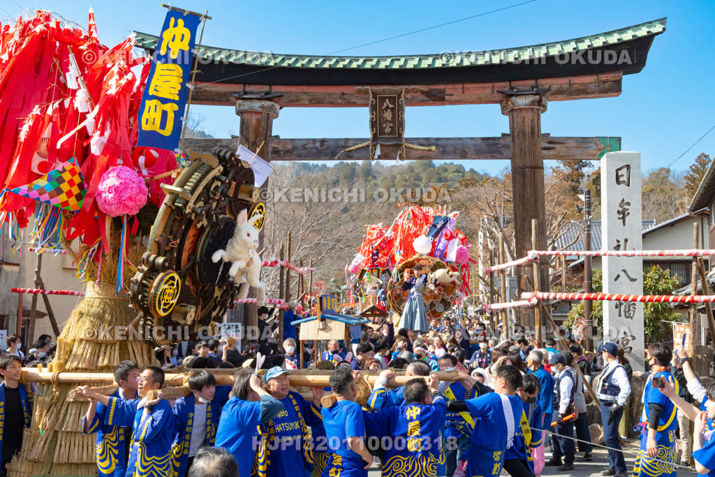 滋賀県　日牟禮八幡宮　左義長祭　左義長渡御出発（仲屋町）