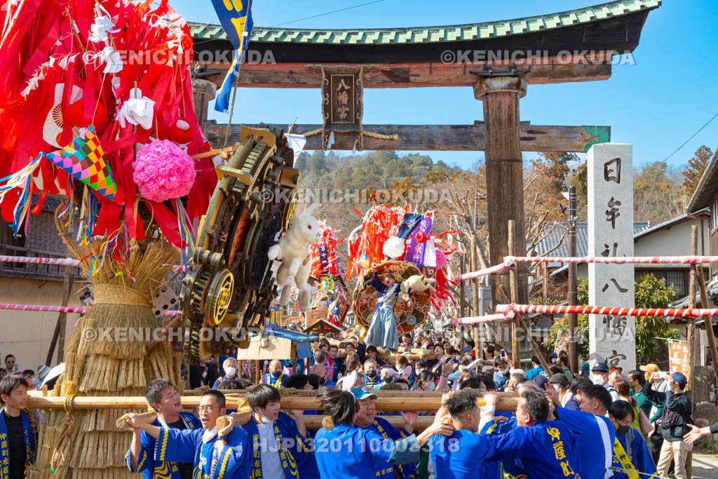 滋賀県　日牟禮八幡宮　左義長祭　左義長渡御出発（仲屋町）