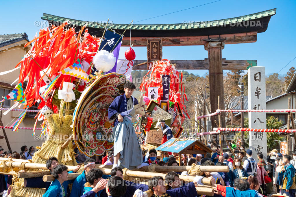 滋賀県　日牟禮八幡宮　左義長祭　左義長渡御出発（参和会）