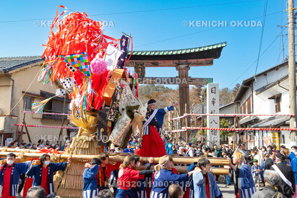 滋賀県　日牟禮八幡宮　左義長祭　左義長渡御出発（第十一区）
