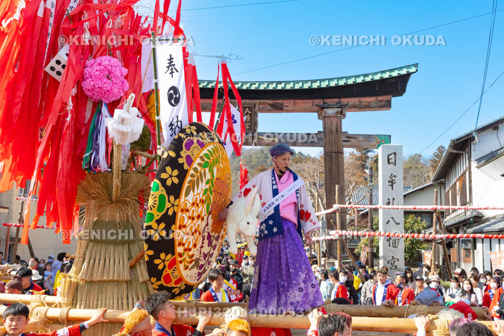 滋賀県　日牟禮八幡宮　左義長祭　左義長渡御出発（第一区）