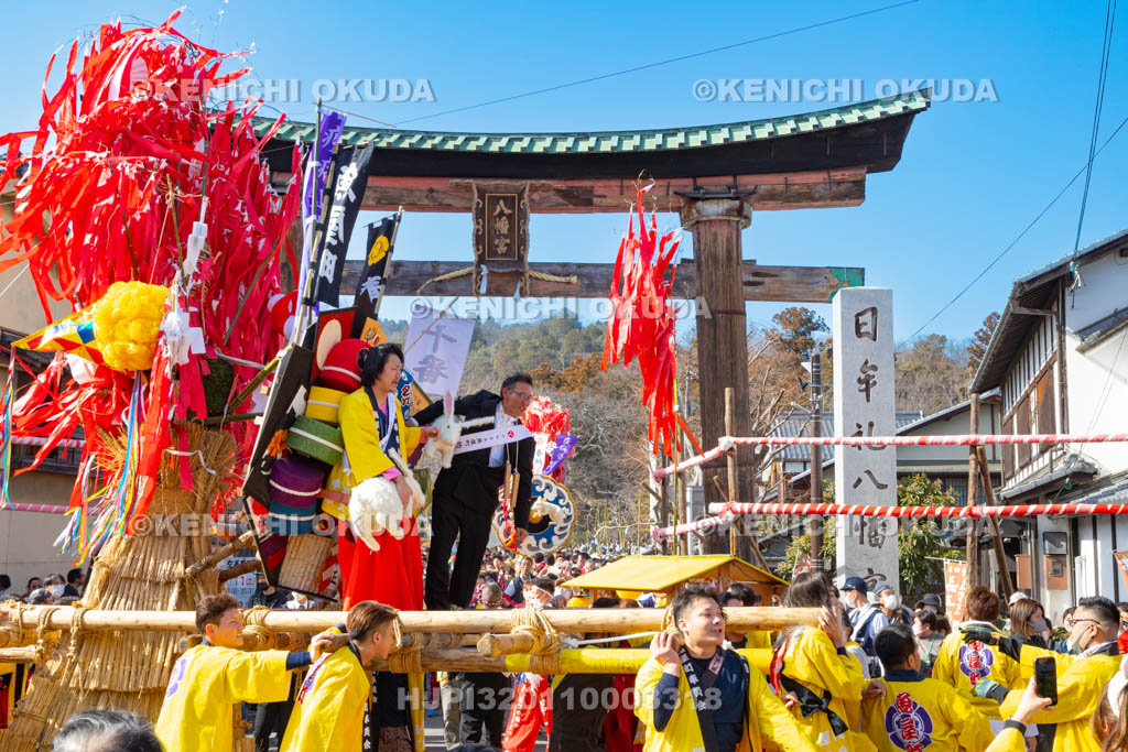 滋賀県　日牟禮八幡宮　左義長祭　左義長渡御出発（魚屋町）