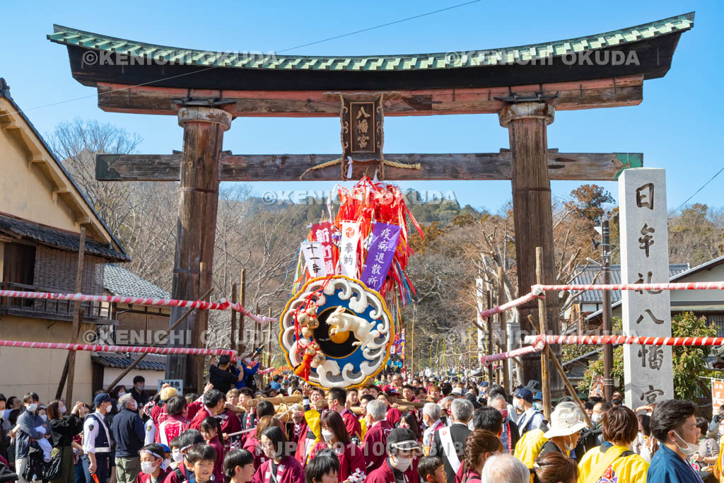 滋賀県　日牟禮八幡宮　左義長祭　左義長渡御出発（新町通り）