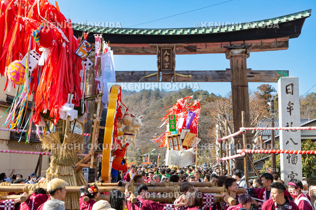 滋賀県　日牟禮八幡宮　左義長祭　左義長渡御出発（新町通り）