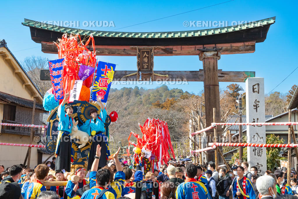 滋賀県　日牟禮八幡宮　左義長祭　左義長渡御出発（十区会）