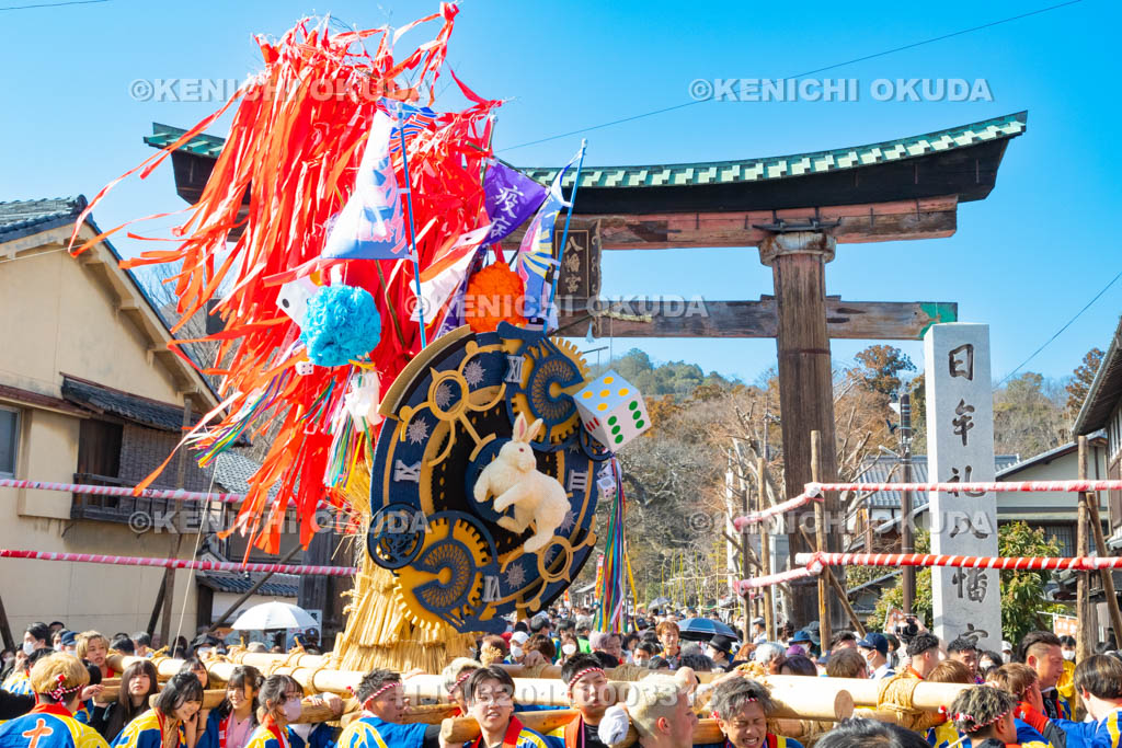 滋賀県　日牟禮八幡宮　左義長祭　左義長渡御出発（十区会）