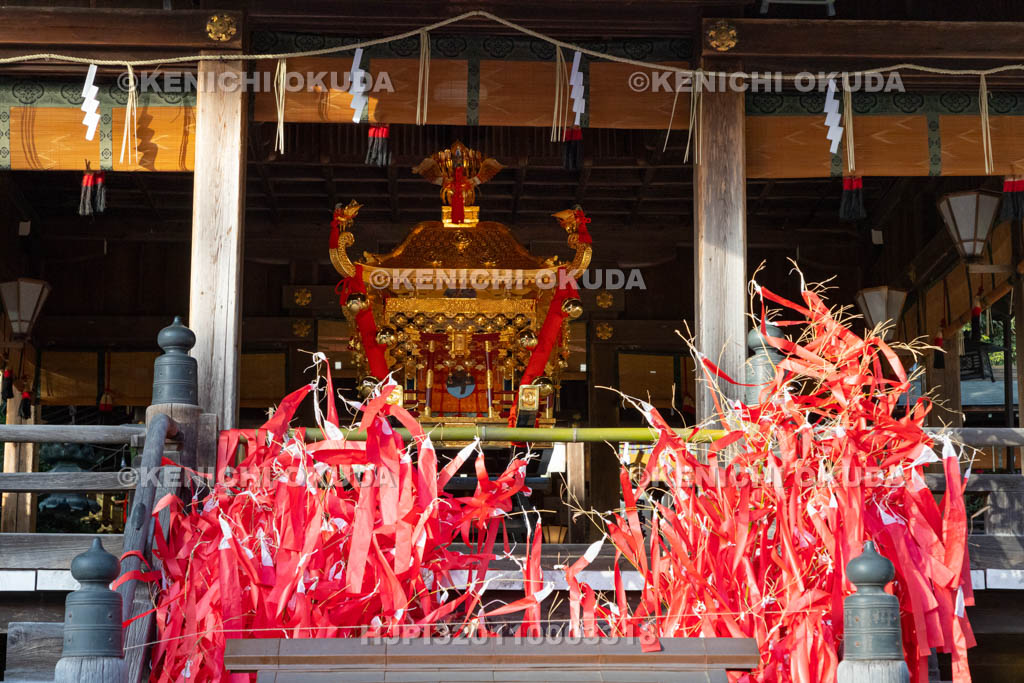 滋賀県　日牟禮八幡宮　左義長祭　拝殿の神輿と赤紙