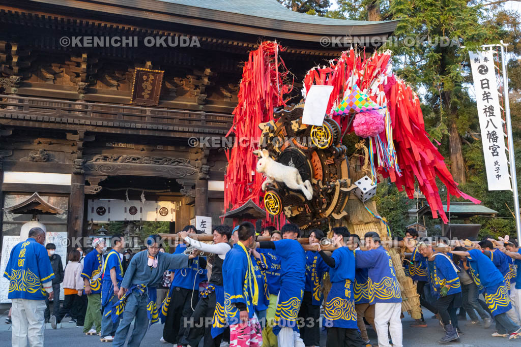 滋賀県　日牟禮八幡宮　左義長祭　左義長渡御還行（仲屋町）