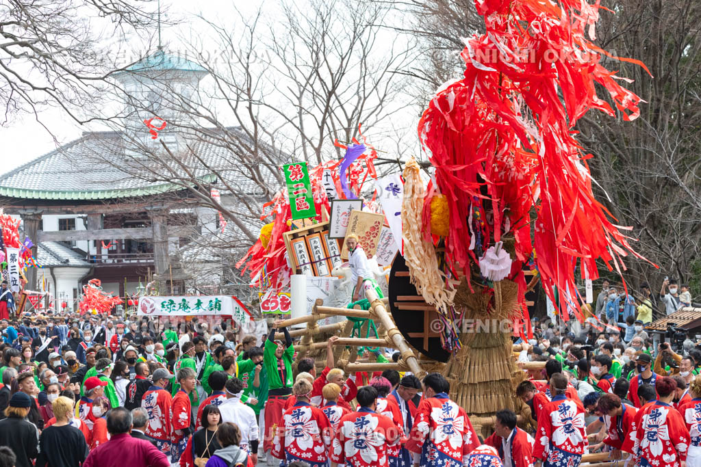 滋賀県　日牟禮八幡宮　左義長祭　左義長同士のぶつけ合い（ケンカ）