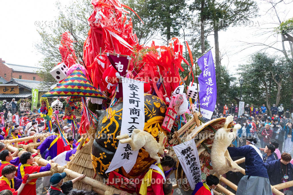滋賀県　日牟禮八幡宮　左義長祭　左義長同士のぶつけ合い（ケンカ）