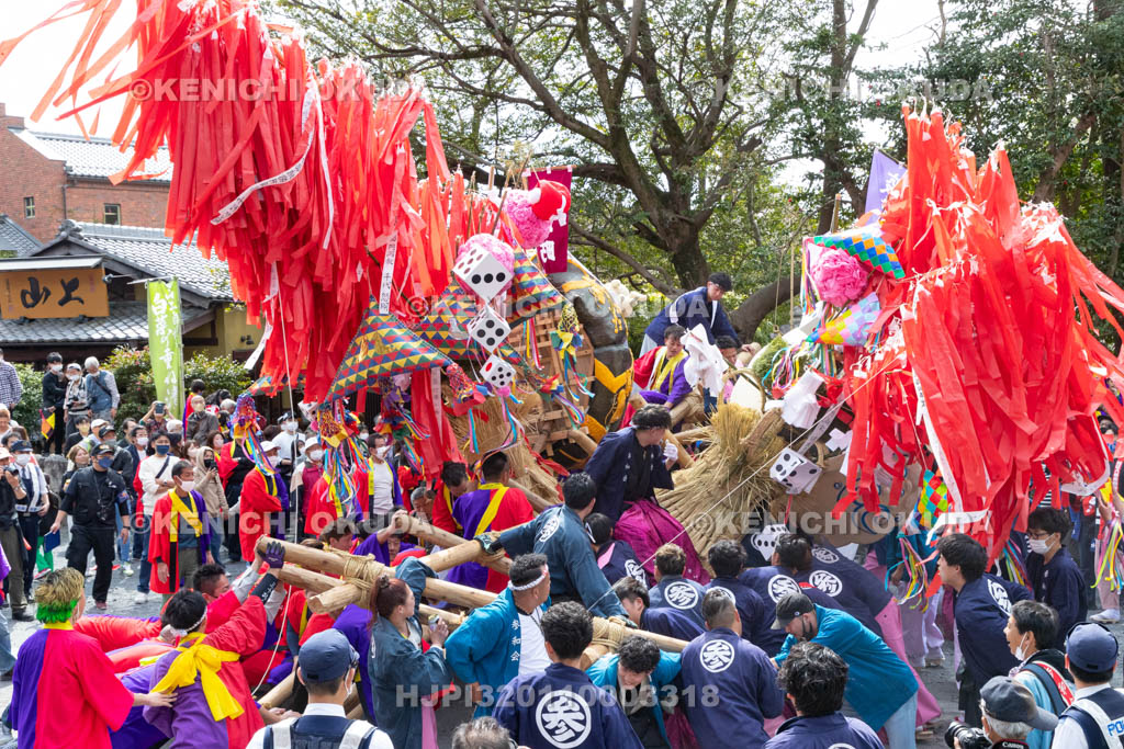 滋賀県　日牟禮八幡宮　左義長祭　左義長同士のぶつけ合い（ケンカ）