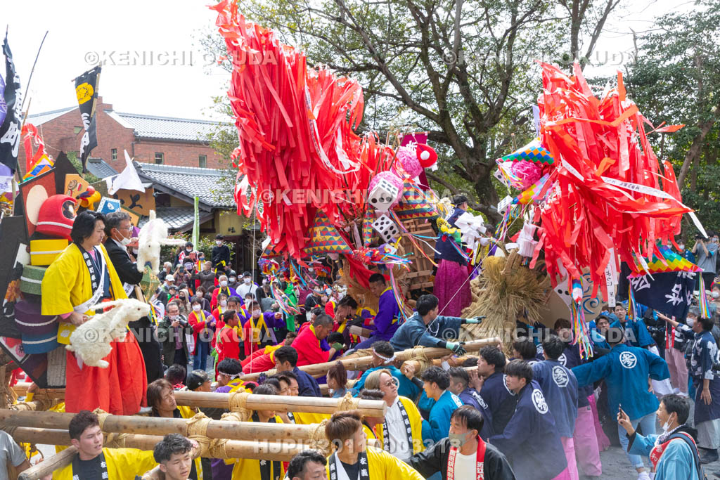 滋賀県　日牟禮八幡宮　左義長祭　左義長同士のぶつけ合い（ケンカ）