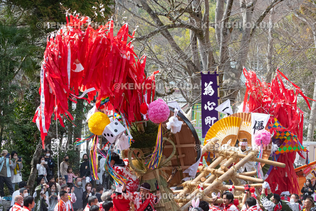 滋賀県　日牟禮八幡宮　左義長祭　左義長同士のぶつけ合い（ケンカ）