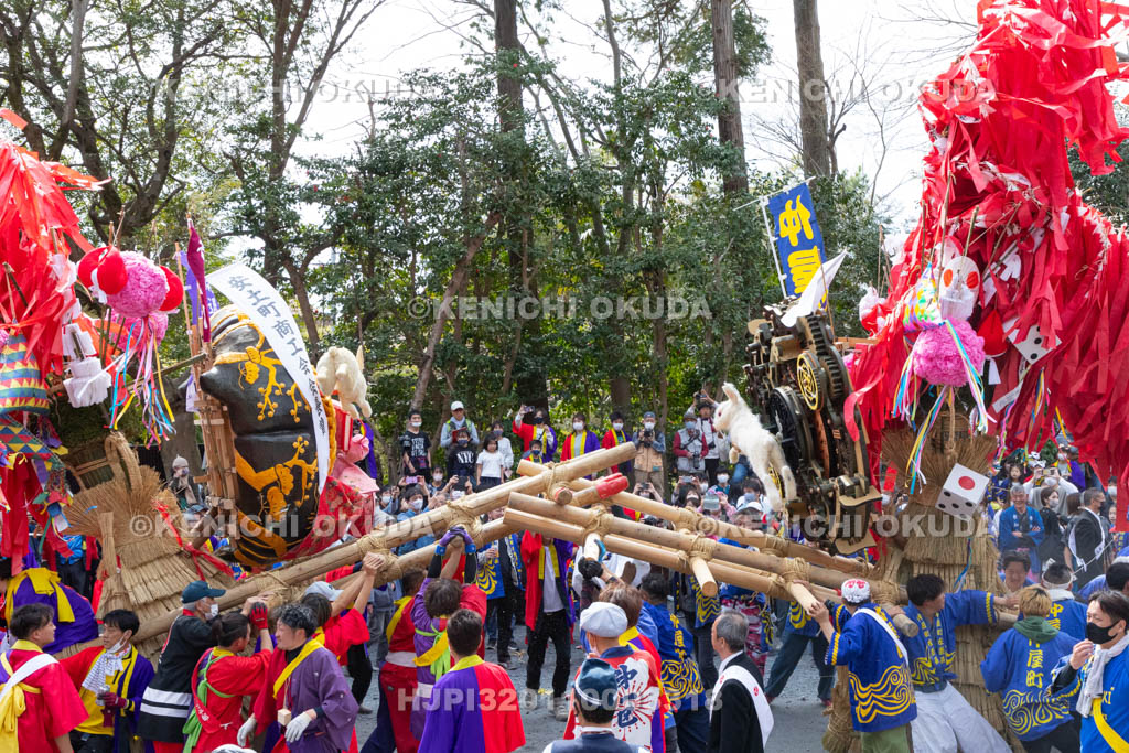 滋賀県　日牟禮八幡宮　左義長祭　左義長同士のぶつけ合い（ケンカ）