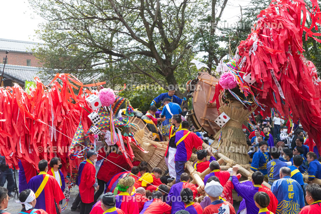 滋賀県　日牟禮八幡宮　左義長祭　左義長同士のぶつけ合い（ケンカ）