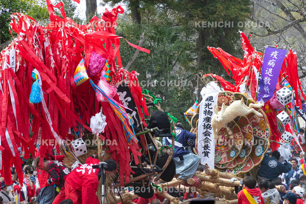 滋賀県　日牟禮八幡宮　左義長祭　左義長同士のぶつけ合い（ケンカ）
