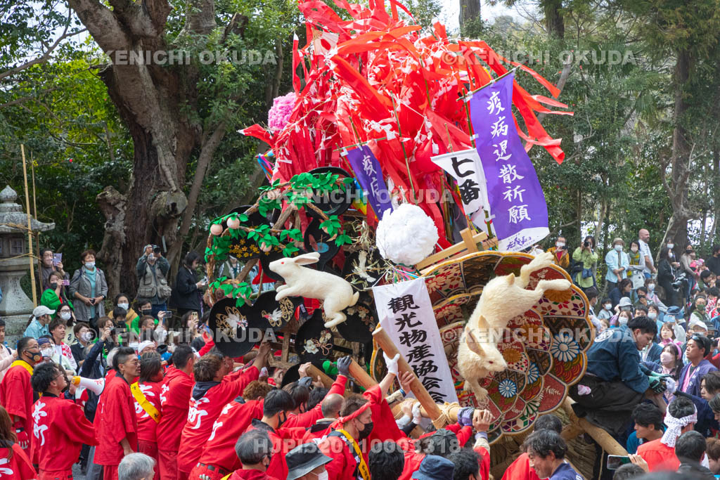 滋賀県　日牟禮八幡宮　左義長祭　左義長同士のぶつけ合い（ケンカ）