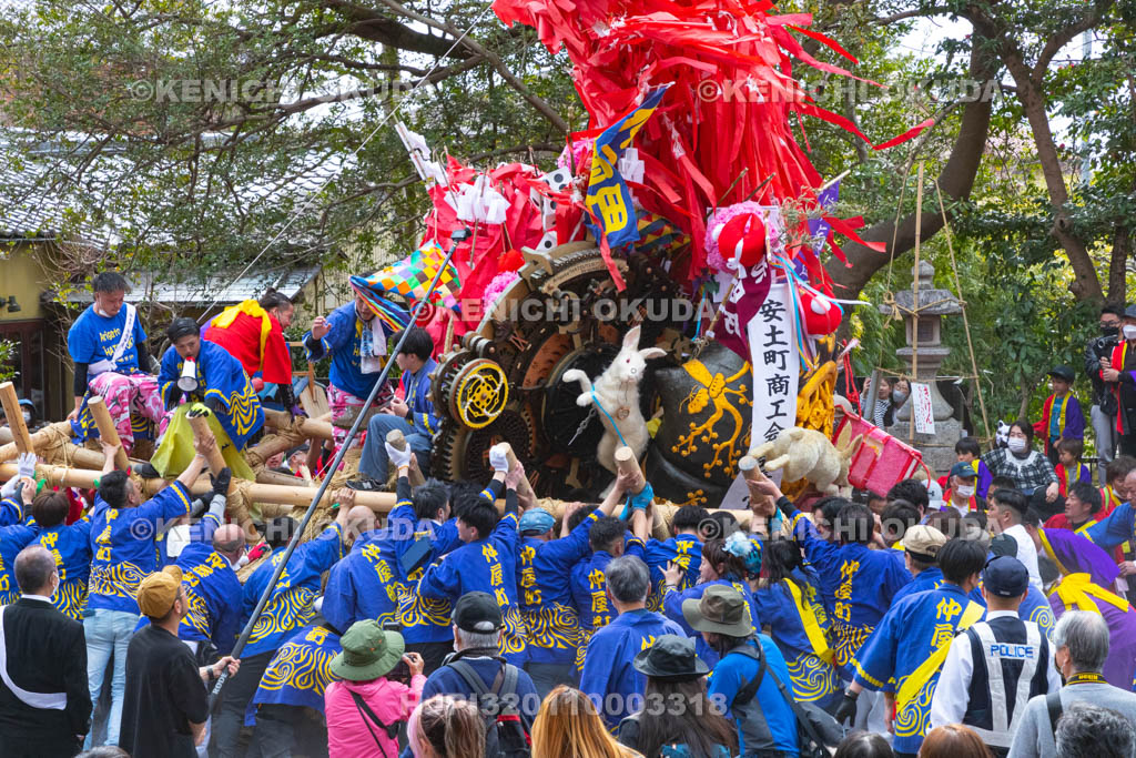 滋賀県　日牟禮八幡宮　左義長祭　左義長同士のぶつけ合い（ケンカ）
