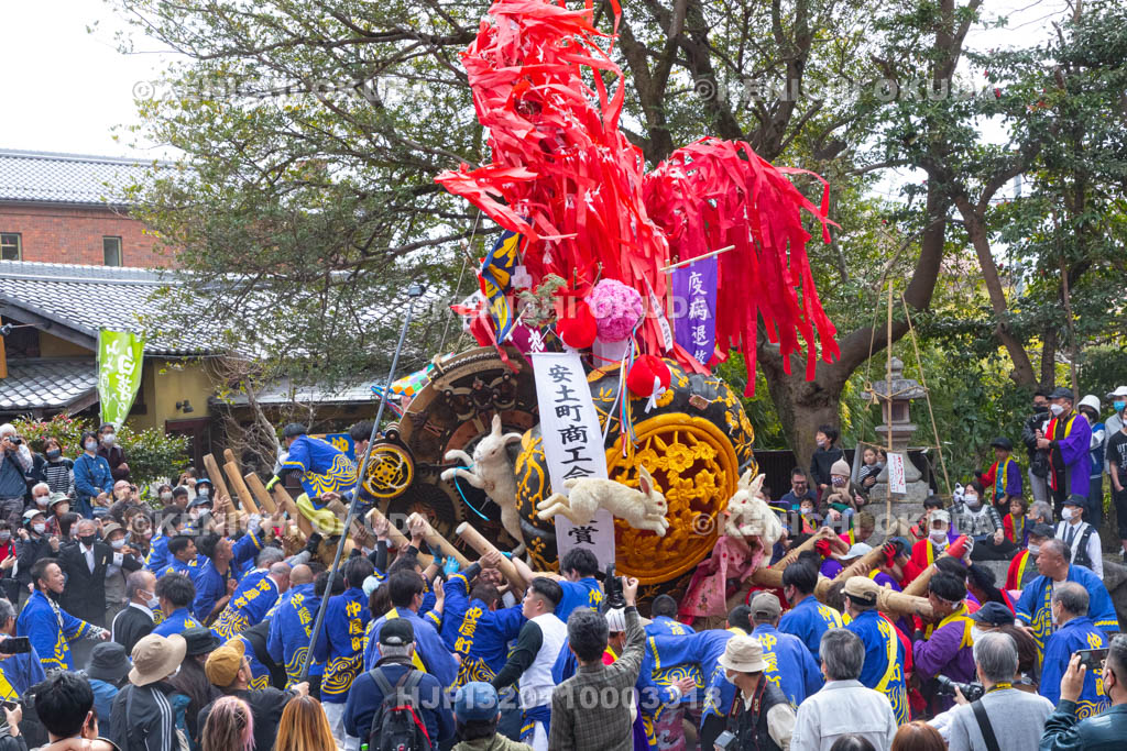 滋賀県　日牟禮八幡宮　左義長祭　左義長同士のぶつけ合い（ケンカ）