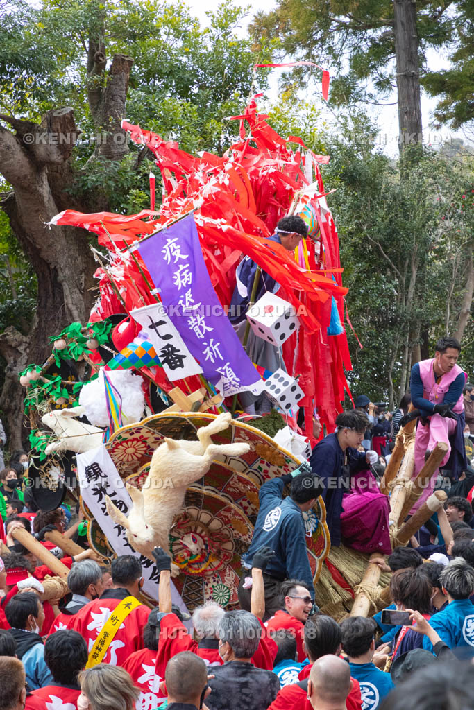 滋賀県　日牟禮八幡宮　左義長祭　左義長同士のぶつけ合い（ケンカ）