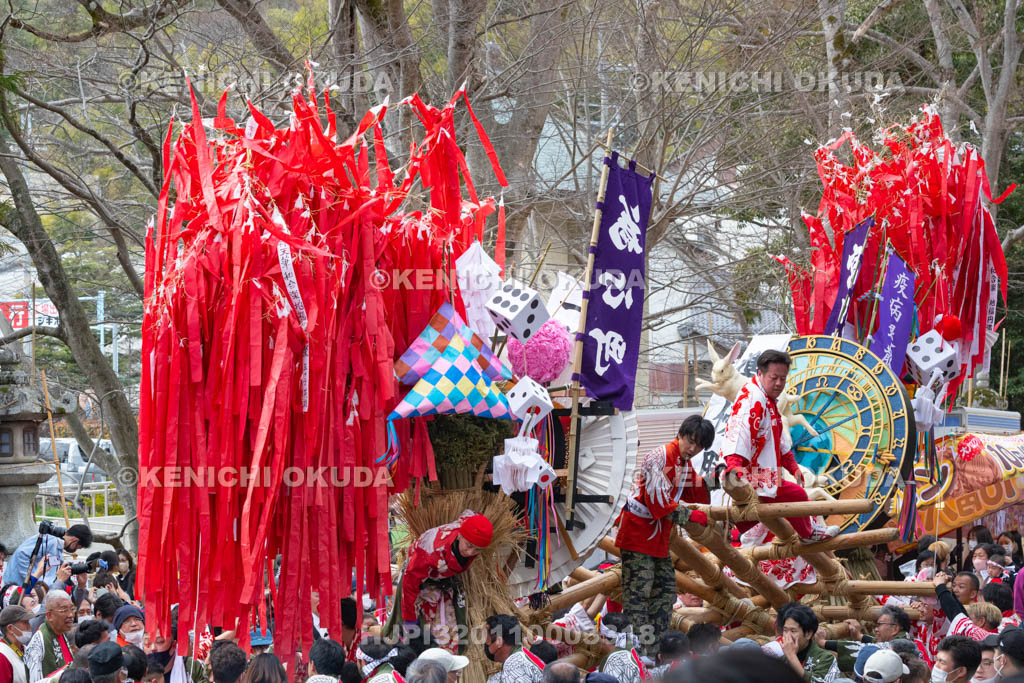 滋賀県　日牟禮八幡宮　左義長祭　左義長同士のぶつけ合い（ケンカ）