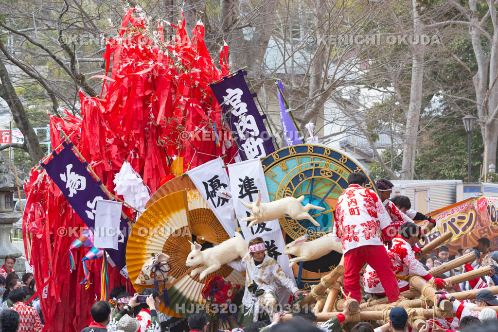 滋賀県　日牟禮八幡宮　左義長祭　左義長同士のぶつけ合い（ケンカ）