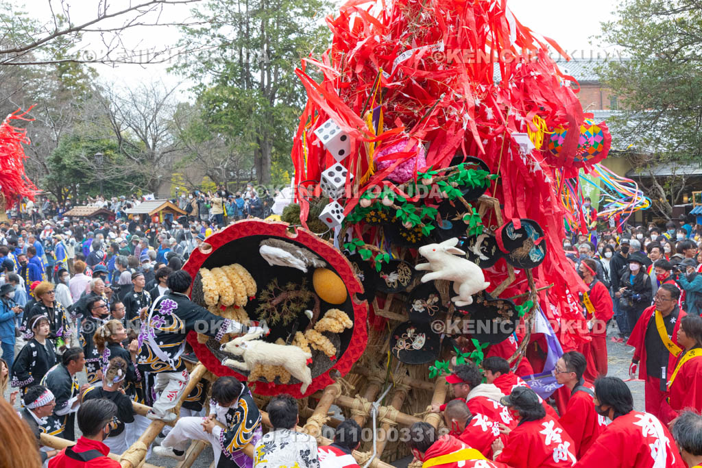 滋賀県　日牟禮八幡宮　左義長祭　左義長同士のぶつけ合い（ケンカ）