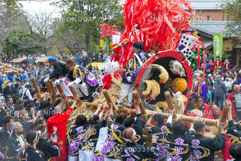 滋賀県　日牟禮八幡宮　左義長祭　左義長同士のぶつけ合い（ケンカ）