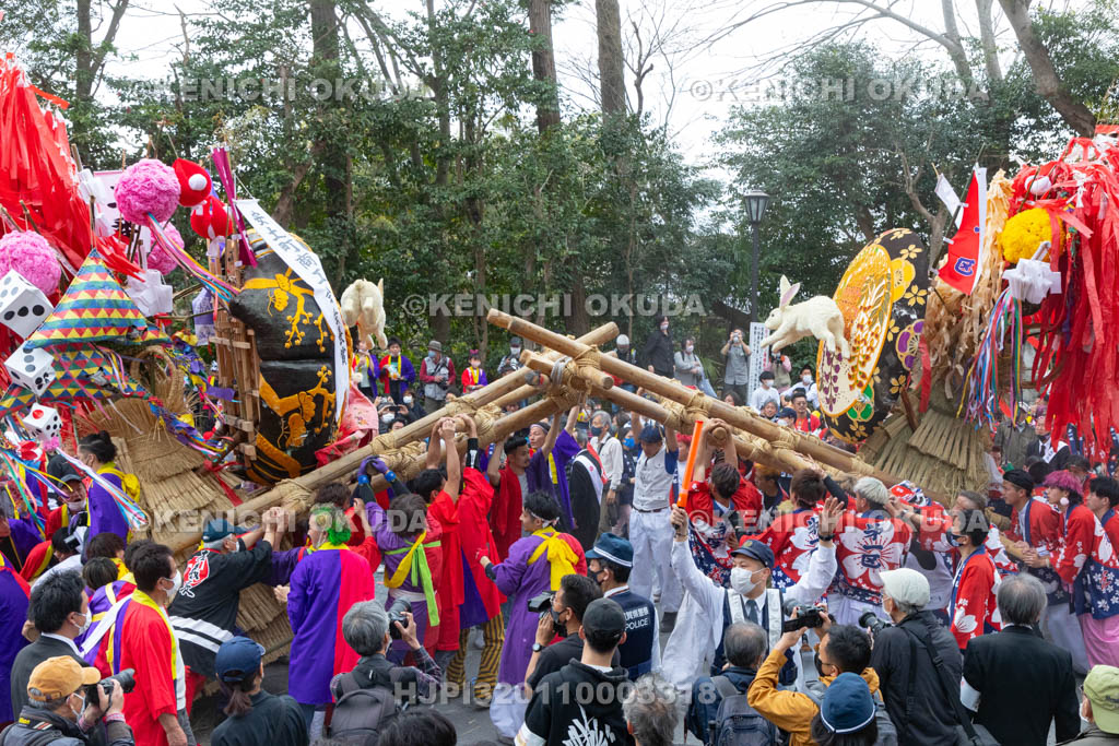 滋賀県　日牟禮八幡宮　左義長祭　左義長同士のぶつけ合い（ケンカ）