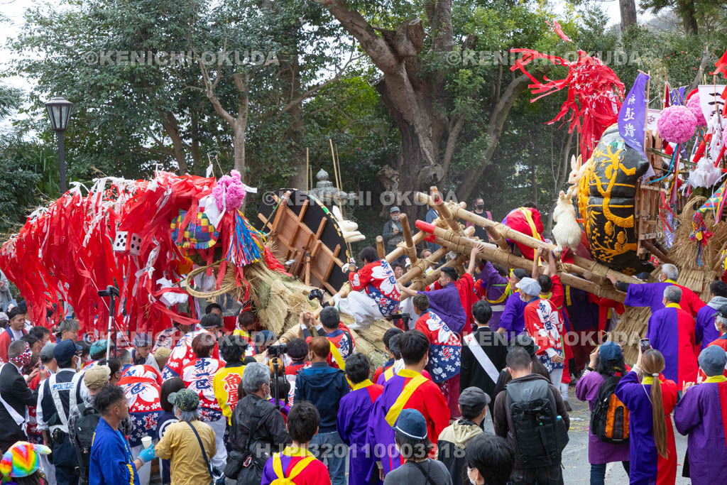 滋賀県　日牟禮八幡宮　左義長祭　左義長同士のぶつけ合い（ケンカ）
