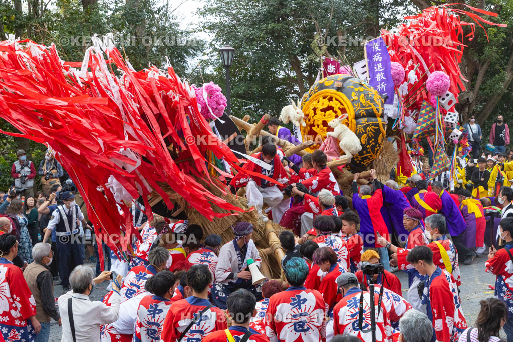 滋賀県　日牟禮八幡宮　左義長祭　左義長同士のぶつけ合い（ケンカ）