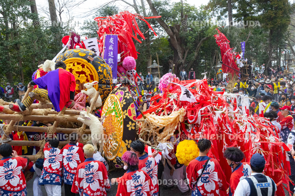 滋賀県　日牟禮八幡宮　左義長祭　左義長同士のぶつけ合い（ケンカ）