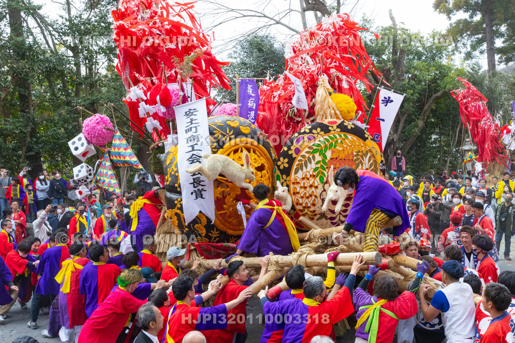 滋賀県　日牟禮八幡宮　左義長祭　左義長同士のぶつけ合い（ケンカ）