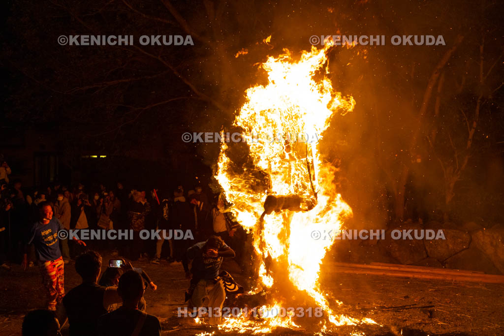滋賀県　日牟禮八幡宮　左義長祭　左義長奉火