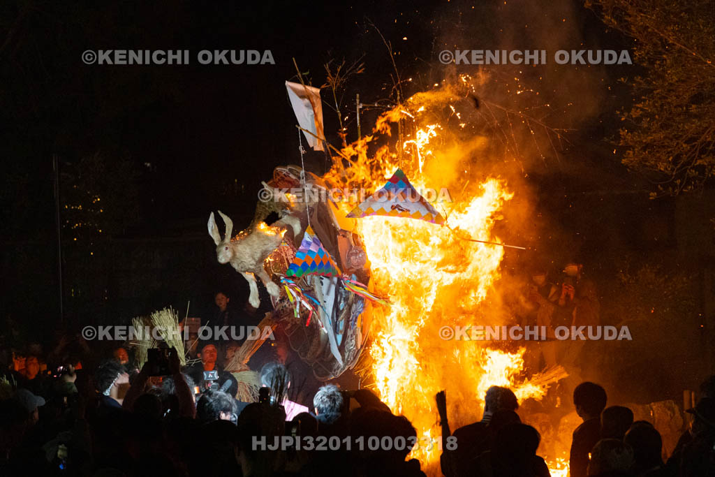 滋賀県　日牟禮八幡宮　左義長祭　左義長奉火