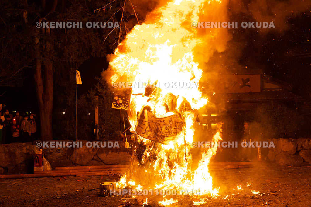 滋賀県　日牟禮八幡宮　左義長祭　左義長奉火
