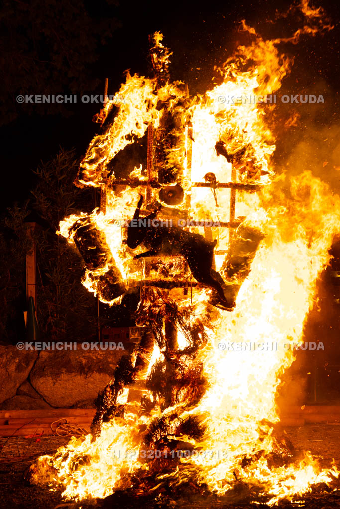 滋賀県　日牟禮八幡宮　左義長祭　左義長奉火