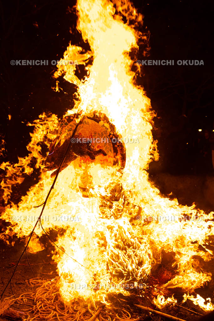 滋賀県　日牟禮八幡宮　左義長祭　左義長奉火
