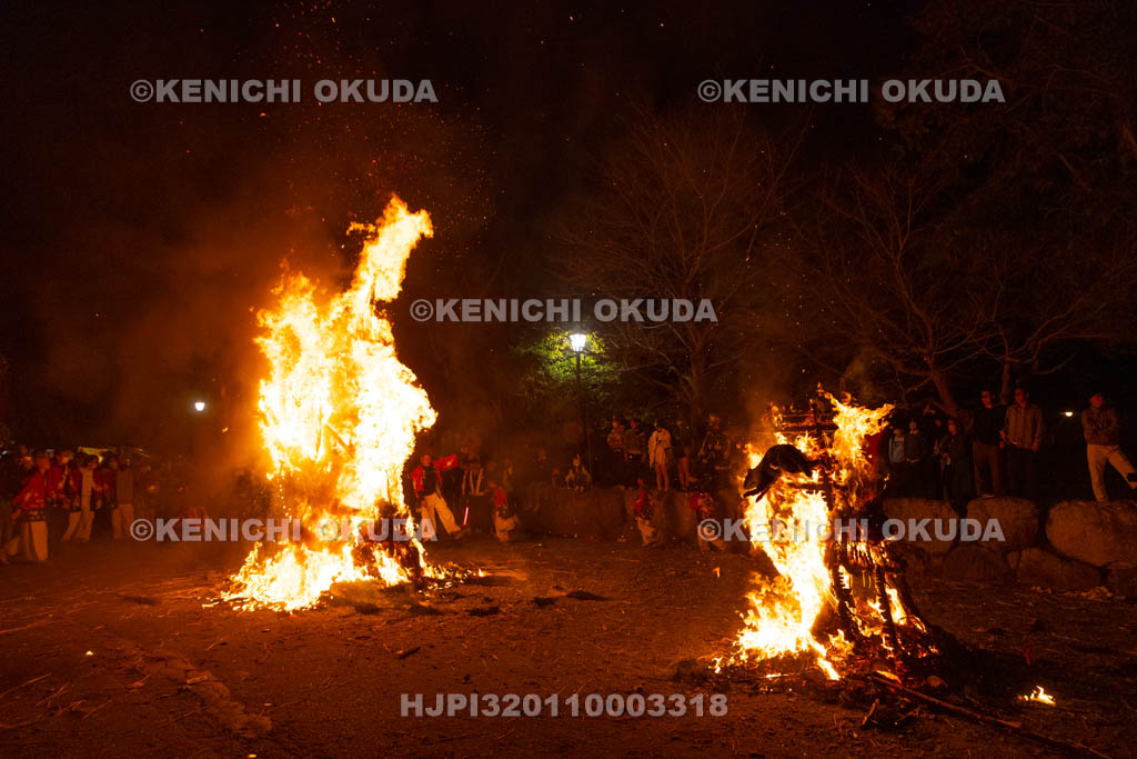 滋賀県　日牟禮八幡宮　左義長祭　左義長奉火