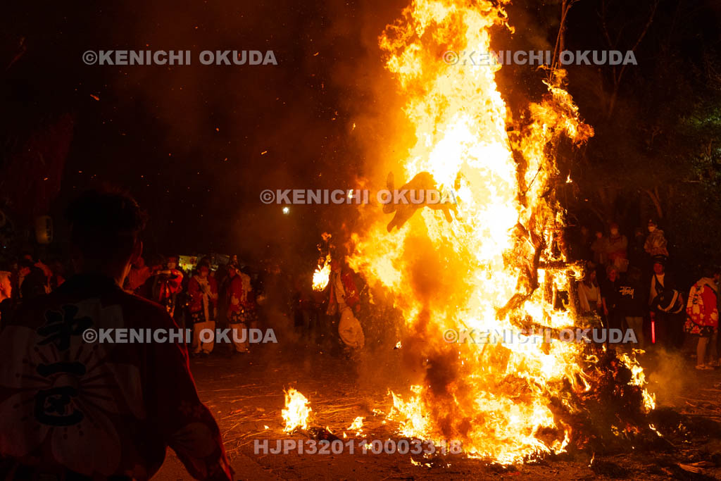 滋賀県　日牟禮八幡宮　左義長祭　左義長奉火