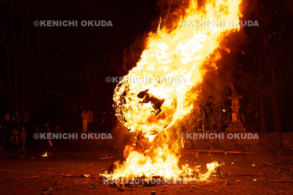 滋賀県　日牟禮八幡宮　左義長祭　左義長奉火