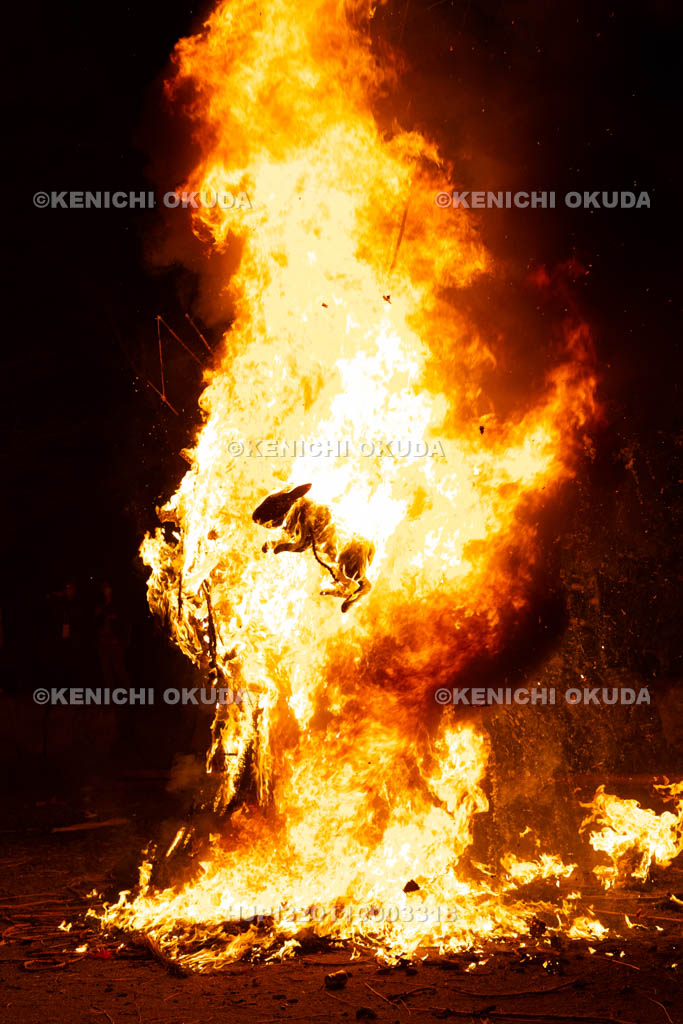 滋賀県　日牟禮八幡宮　左義長祭　左義長奉火