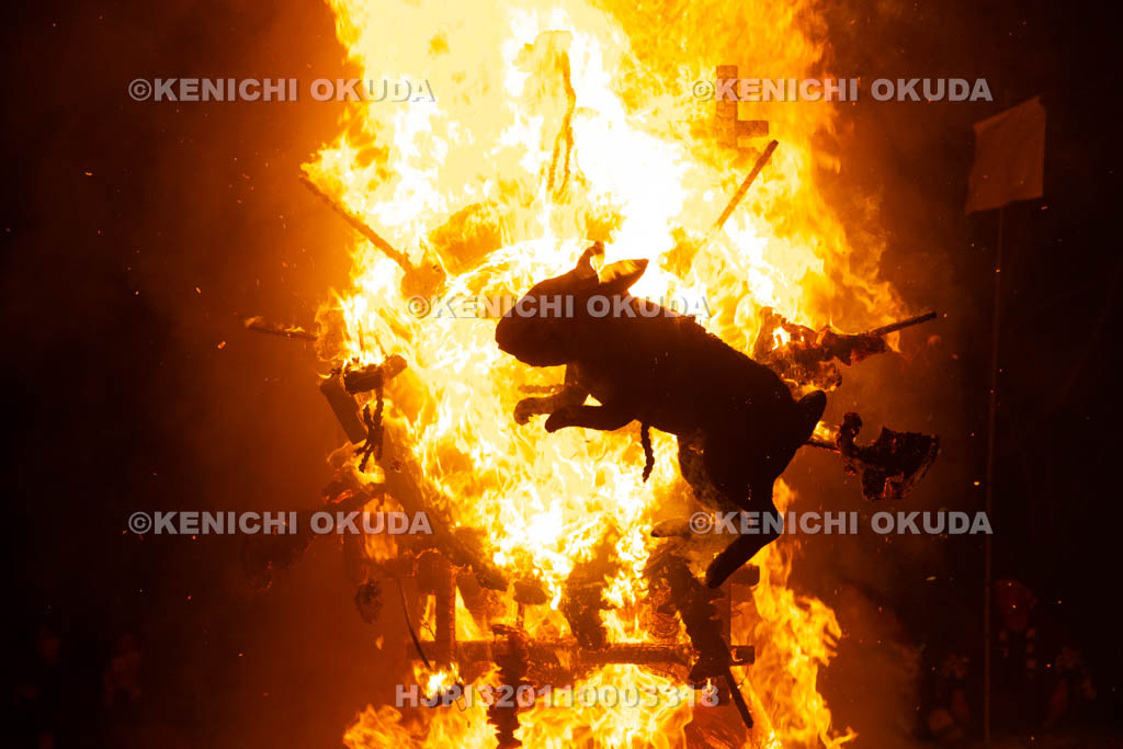 滋賀県　日牟禮八幡宮　左義長祭　左義長奉火