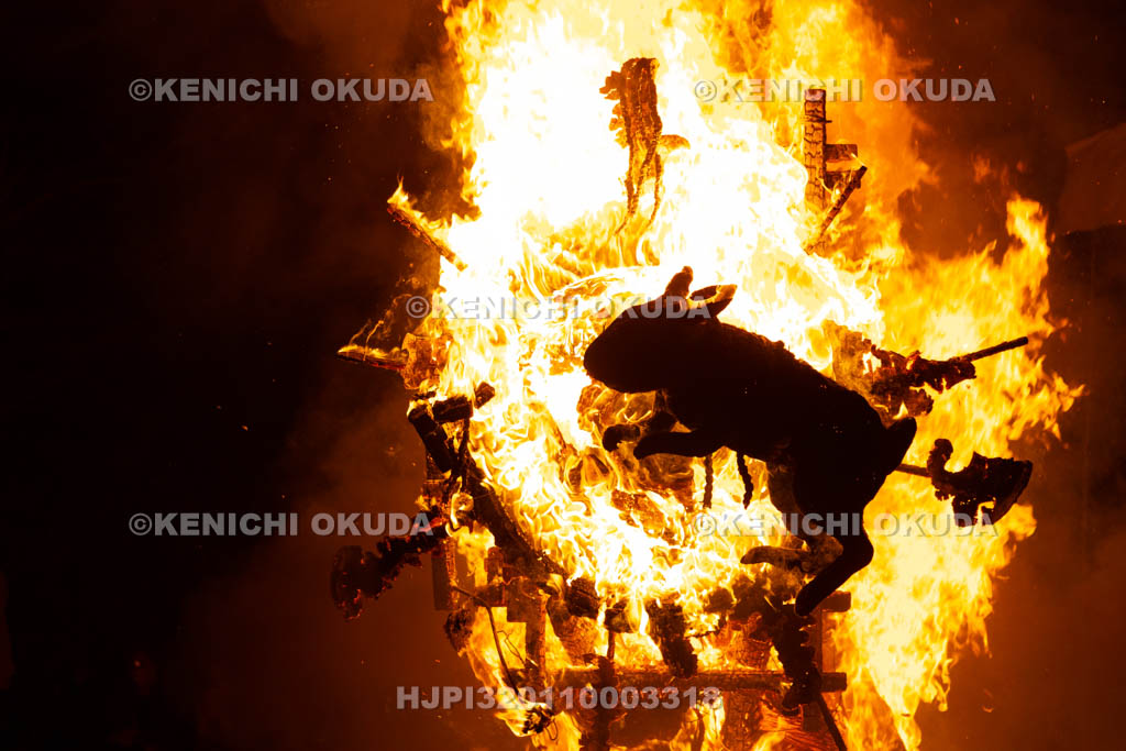 滋賀県　日牟禮八幡宮　左義長祭　左義長奉火