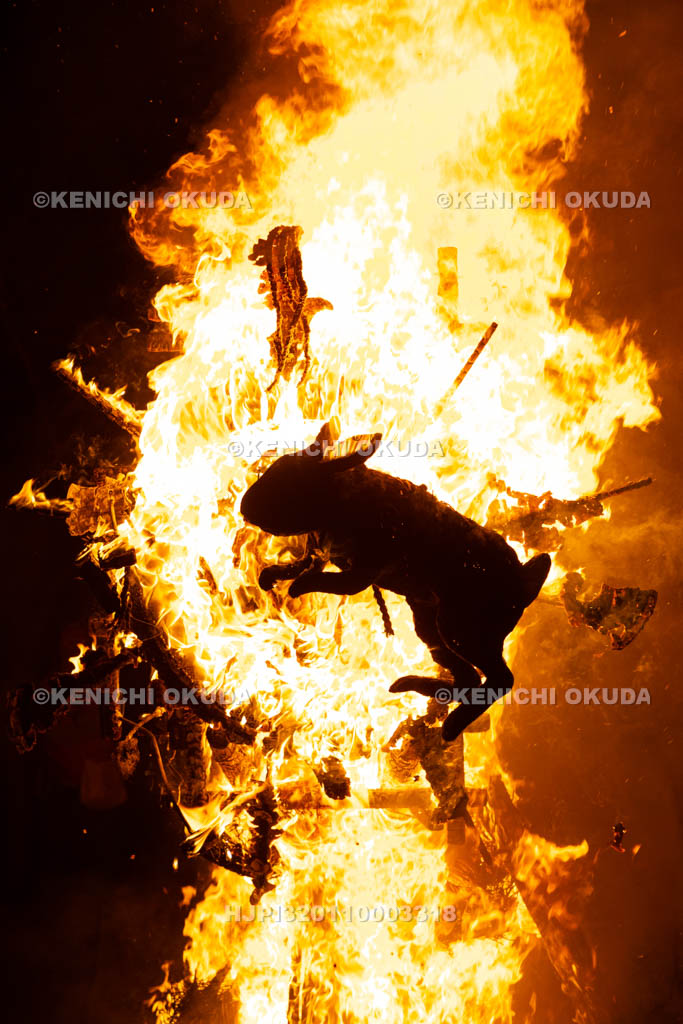滋賀県　日牟禮八幡宮　左義長祭　左義長奉火
