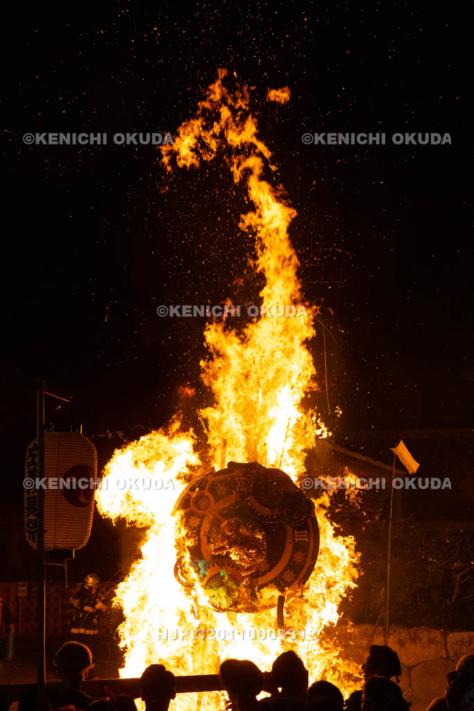 滋賀県　日牟禮八幡宮　左義長祭　左義長奉火
