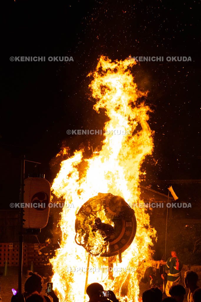滋賀県　日牟禮八幡宮　左義長祭　左義長奉火