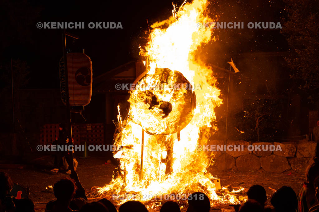 滋賀県　日牟禮八幡宮　左義長祭　左義長奉火