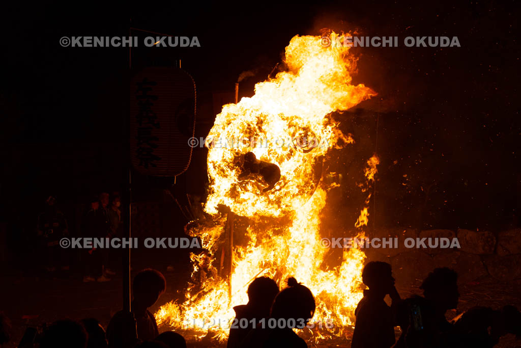 滋賀県　日牟禮八幡宮　左義長祭　左義長奉火